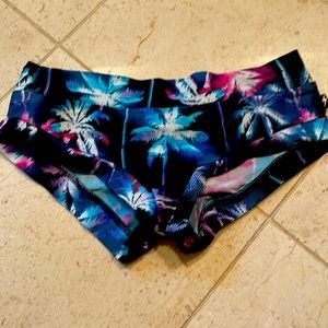 Pole shorts with palm tree print